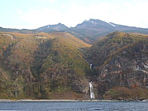 カムイワッカの滝と硫黄山