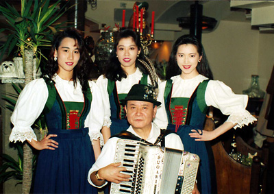 ドイツ民族衣装の女性　音楽